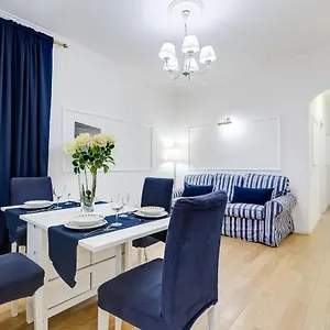 Trevi Fountain Modern Apartment